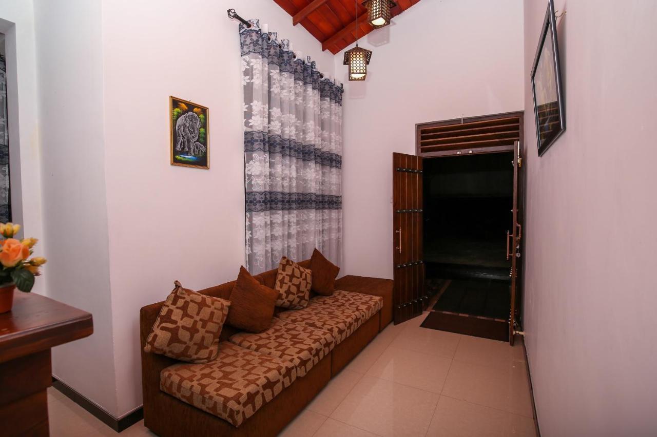 Oyo 438 Sarala Residence Hotel Kandy Kültér fotó