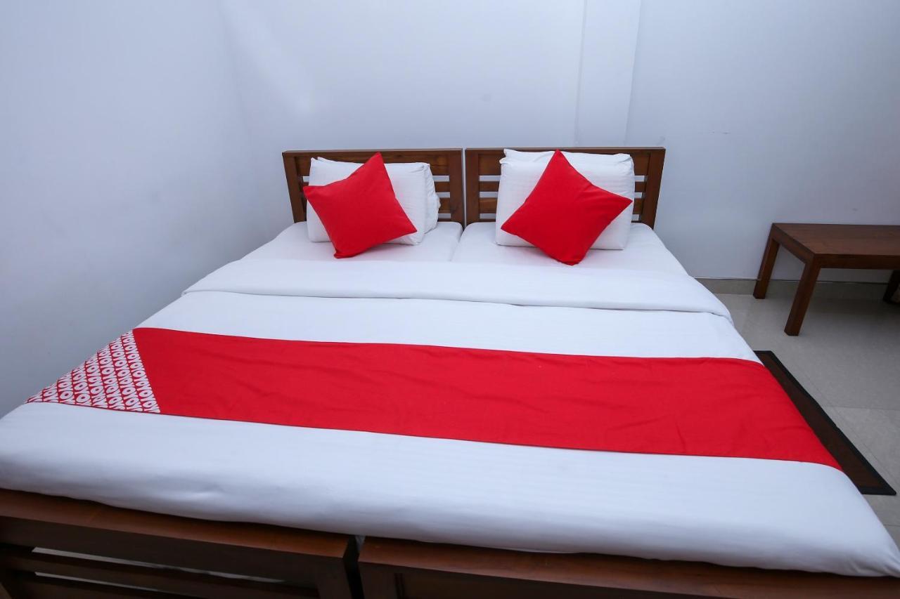 Oyo 438 Sarala Residence Hotel Kandy Kültér fotó